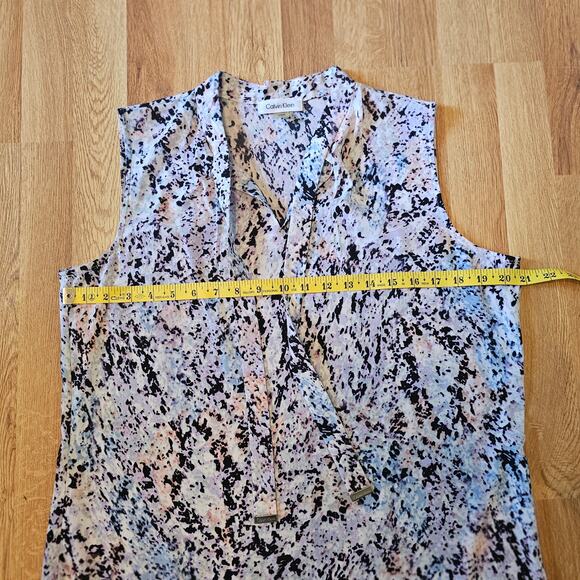 Calvin Klein sleeveless blouse with a tie neck and multi-color abstract print - Picture 6 of 7
